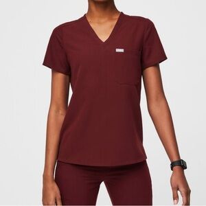 Like new figs Catarina one pocket scrub top in burgundy